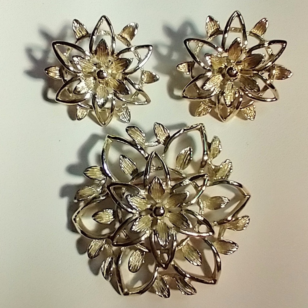 Vintage SARAH COVENTRY Brooch and Earrings Set Flower Pin & Clip-ons